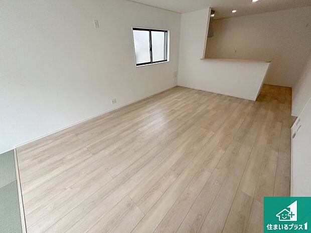 【居間・リビング】日当たり良好の明るいリビングで朝の目覚めもスッキリできそう!対面キッチンでご家族のコミュニケーションも自然と増える設計!小さなお子様が遊ぶスペースを作っても広々とくつろげるLDK!