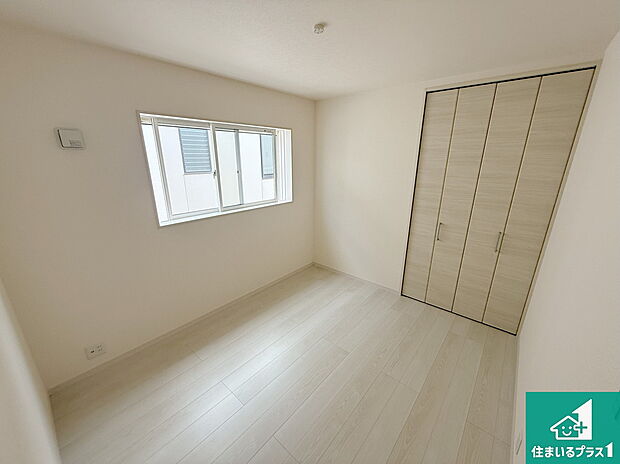 【洋室】シンプルな洋室は、自分好みのインテリアが楽しめます♪ご家族とインテリアや家具を選びに行くのは新築購入時の醍醐味の一つです。ぜひお楽しみください♪