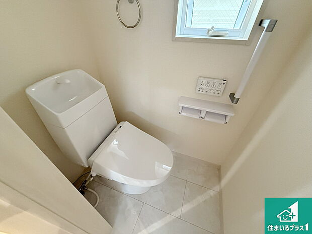 【トイレ】1・2階の2ヶ所にあるので、朝の忙しい時間の順番待ちもなく、深夜の利用にも大変便利です。