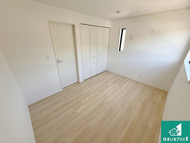 【洋室】寝室は心地よい眠りについてもらいたくて、シンプルでかつ開放的な空間に!大きな窓から差し込む朝日が、すっきりとした目覚めをサポートします。【現地写真】