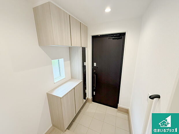 【玄関】シューズボックスにはたくさんの靴が収納できるので玄関周りはいつもスッキリ!ご家族が増えても安心!