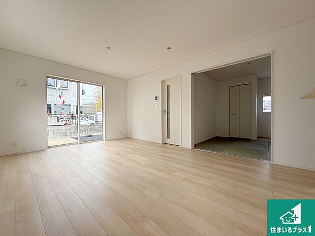 【居間・リビング】日当たり良好の明るいリビングで朝の目覚めもスッキリできそう!対面キッチンでご家族のコミュニケーションも自然と増える設計!小さなお子様が遊ぶスペースを作っても広々とくつろげるLDK!