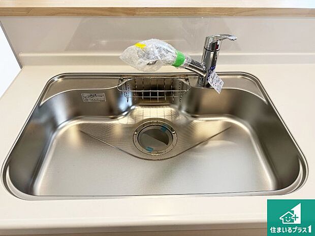 【キッチンシンク】蛇口の先端に浄水器を内蔵しています!原水と浄水、お湯と冷水、シャワーの切替えがワンタッチなので用途によって使い分けられます。
