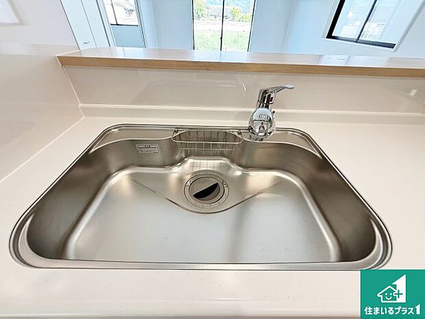 【キッチンシンク】蛇口の先端に浄水器を内蔵しています!原水と浄水、お湯と冷水、シャワーの切替えがワンタッチなので用途によって使い分けられます。