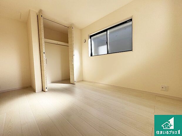 【洋室】シンプルな洋室は、自分好みのインテリアが楽しめます♪ご家族とインテリアや家具を選びに行くのは新築購入時の醍醐味の一つです。ぜひお楽しみください♪