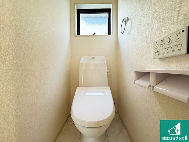 【トイレ】1・2階の2ヶ所にあるので、朝の忙しい時間の順番待ちもなく、深夜の利用にも大変便利です。