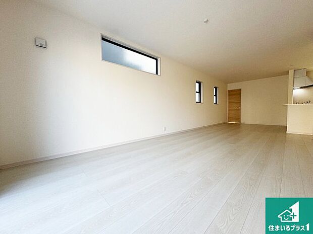 【居間・リビング】日当たり良好の明るいリビングで朝の目覚めもスッキリできそう！対面キッチンでご家族のコミュニケーションも自然と増える設計！小さなお子様が遊ぶスペースを作っても広々とくつろげるLDK！