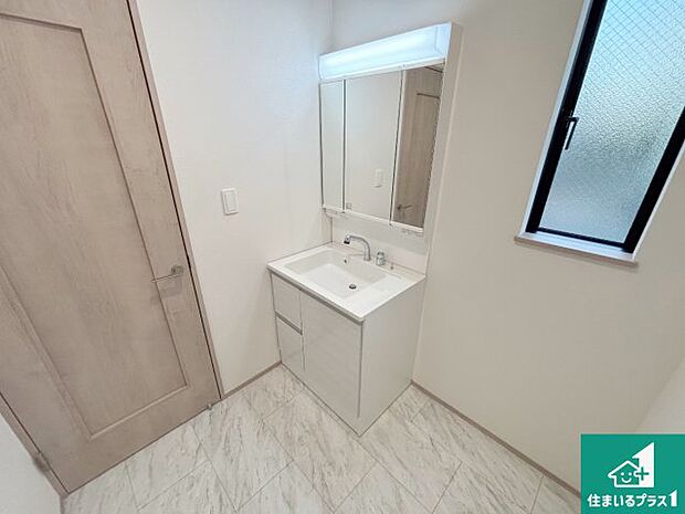 【独立洗面台】清潔感のある洗面台です。フラットな鏡は掃除がしやすく毎日清潔！鏡裏には収納があるのでスッキリとした洗面台が保てます。