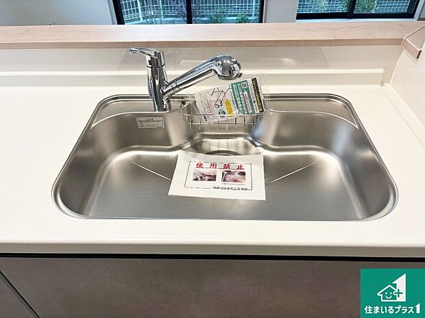 【キッチンシンク】蛇口の先端に浄水器を内蔵しています！原水と浄水、お湯と冷水、シャワーの切替えがワンタッチなので用途によって使い分けられます。