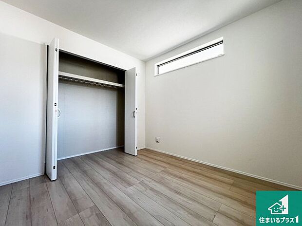 【洋室】収納スペースが充実しているので子供の成長に合わせてたくさん収納ができます！家族構成に合わせた様々な活用ができる収納！