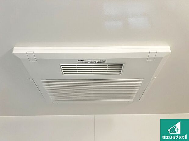 【浴室暖房乾燥機】四季を通して快適なバスライフをお手伝いする浴室暖房乾燥機！浴室の乾燥・暖房・涼風・換気はもちろん、２４時間換気にも対応！ 