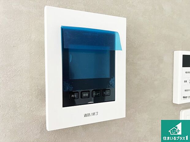 【カラーモニターインターホン】声だけでなく来訪者の姿や顔がモニターで確認できるので、小さなお子様がいらっしゃるご家庭でも安心できます！