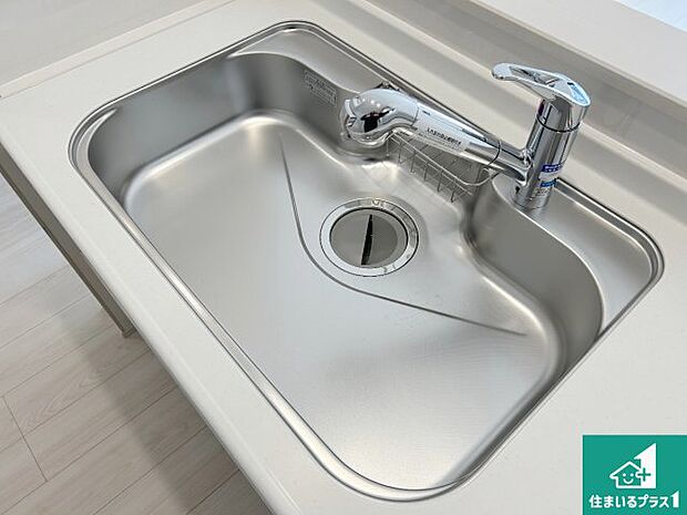 【キッチンシンク】蛇口の先端に浄水器を内蔵しています!原水と浄水、お湯と冷水、シャワーの切替えがワンタッチなので用途によって使い分けられます。