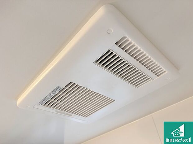 【浴室暖房乾燥機】四季を通して快適なバスライフをお手伝いする浴室暖房乾燥機!浴室の乾燥・暖房・涼風・換気はもちろん、24時間換気にも対応!