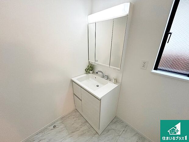 【独立洗面台】清潔感のある洗面台です。フラットな鏡は掃除がしやすく毎日清潔!鏡裏には収納があるのでスッキリとした洗面台が保てます。