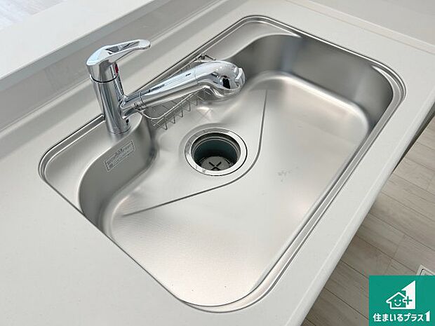 【キッチンシンク】蛇口の先端に浄水器を内蔵しています!原水と浄水、お湯と冷水、シャワーの切替えがワンタッチなので用途によって使い分けられます。
