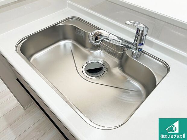 【キッチンシンク】蛇口の先端に浄水器を内蔵しています!原水と浄水、お湯と冷水、シャワーの切替えがワンタッチなので用途によって使い分けられます。