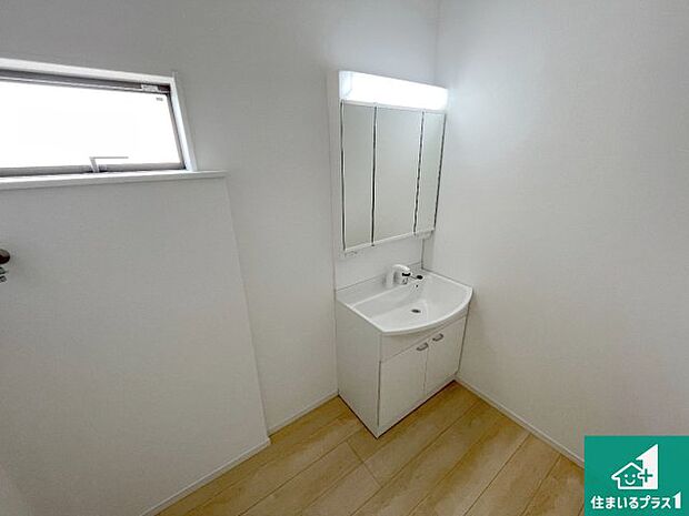 【独立洗面台】清潔感のある洗面台です。フラットな鏡は掃除がしやすく毎日清潔!鏡裏には収納があるのでスッキリとした洗面台が保てます。