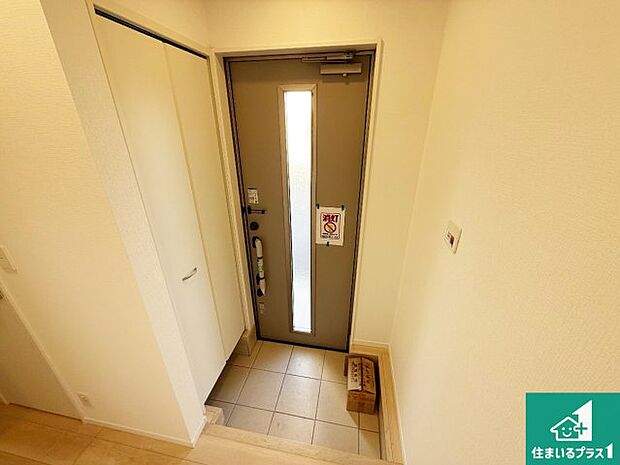 【玄関】ご家族皆様の靴もたっぷり収まる大容量の玄関収納を設けました。見た目もスッキリ綺麗な玄関に!