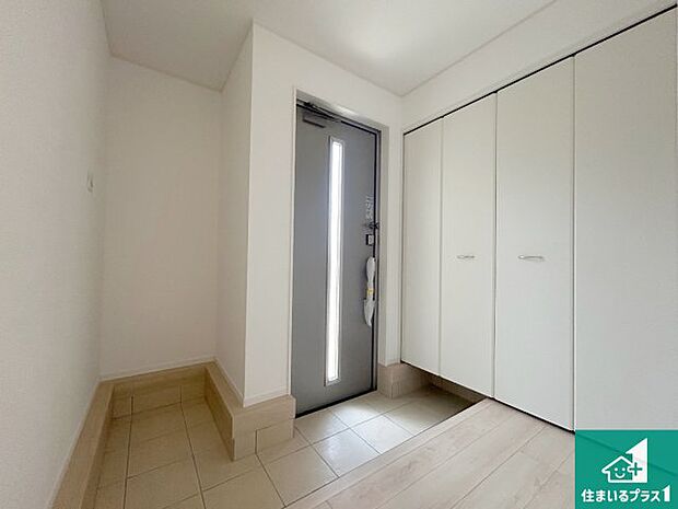 【玄関】シューズボックスにはたくさんの靴が収納できるので玄関周りはいつもスッキリ！ご家族が増えても安心！