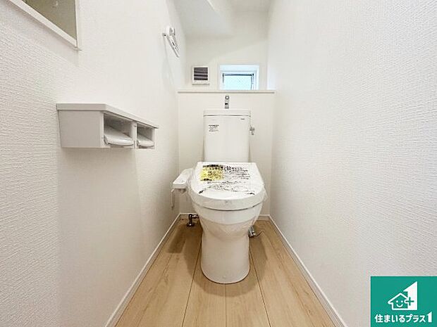 【トイレ】1・2階の2ヶ所にあるので、朝の忙しい時間の順番待ちもなく、深夜の利用にも大変便利です。