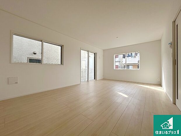 【居間・リビング】日当たり良好の明るいリビングで朝の目覚めもスッキリできそう!対面キッチンでご家族のコミュニケーションも自然と増える設計!小さなお子様が遊ぶスペースを作っても広々とくつろげるLDK!