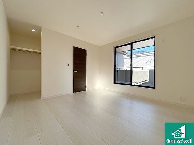 【洋室】シンプルな洋室は、自分好みのインテリアが楽しめます♪ご家族とインテリアや家具を選びに行くのは新築購入時の醍醐味の一つです。ぜひお楽しみください♪