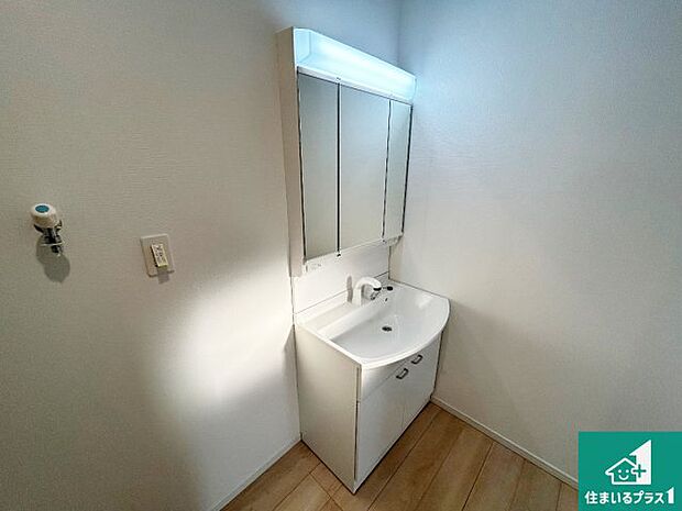 【独立洗面台】清潔感のある洗面台です。フラットな鏡は掃除がしやすく毎日清潔!鏡裏には収納があるのでスッキリとした洗面台が保てます。