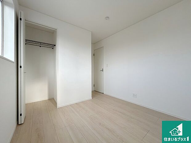 【洋室】シンプルな洋室は、自分好みのインテリアが楽しめます♪ご家族とインテリアや家具を選びに行くのは新築購入時の醍醐味の一つです。ぜひお楽しみください♪