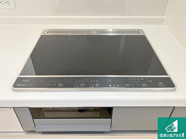 【コンロ】火を使わないので、安心なIHコンロ!でこぼこが無い構造なので、掃除もしやすく清潔に保てます!