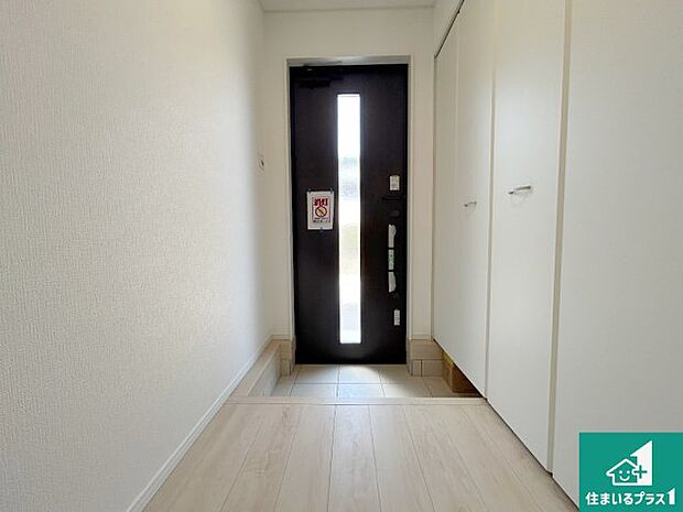 【玄関】ご家族皆様の靴もたっぷり収まる大容量の玄関収納を設けました。見た目もスッキリ綺麗な玄関に!