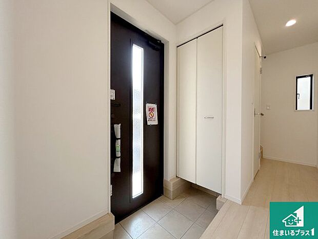 【玄関】シューズクローゼットにはたくさんの靴が収納できるので玄関周りはいつもスッキリ!コの字型のスペースにはオシャレな小物を置くと玄関が華やかに♪