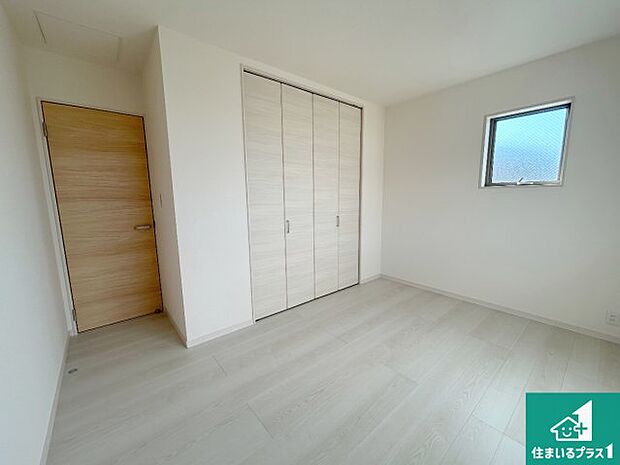 【洋室】シンプルな洋室は、自分好みのインテリアが楽しめます♪ご家族とインテリアや家具を選びに行くのは新築購入時の醍醐味の一つです。ぜひお楽しみください♪