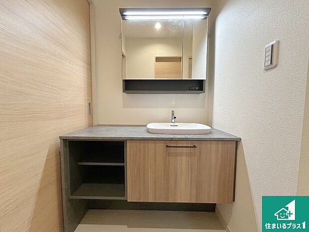 【玄関】清潔感のある洗面台です。フラットな鏡は掃除がしやすく毎日清潔!鏡裏には収納があるのでスッキリとした洗面台が保てます。