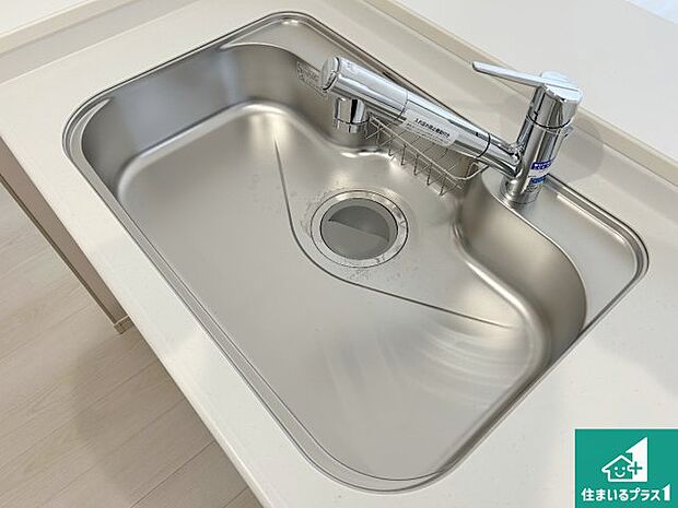 【キッチンシンク】蛇口の先端に浄水器を内蔵しています!原水と浄水、お湯と冷水、シャワーの切替えがワンタッチなので用途によって使い分けられます。