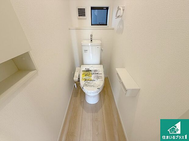 【トイレ】シャワー洗浄機能付トイレは標準仕様。冬場は暖かシートヒーターも装備！ 表面コートでキレイ長持ち！省エネ節水仕様の温水洗浄トイレ！