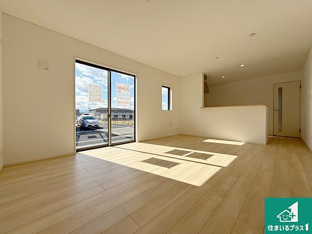 【居間・リビング】日当たり良好の明るいリビングで朝の目覚めもスッキリできそう！対面キッチンでご家族のコミュニケーションも自然と増える設計！小さなお子様が遊ぶスペースを作っても広々とくつろげるLDK！