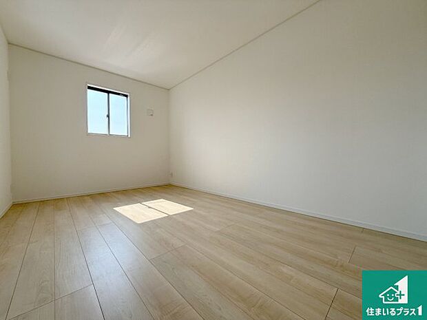 【洋室】シンプルな洋室は、自分好みのインテリアが楽しめます♪ご家族とインテリアや家具を選びに行くのは新築購入時の醍醐味の一つです。ぜひお楽しみください♪