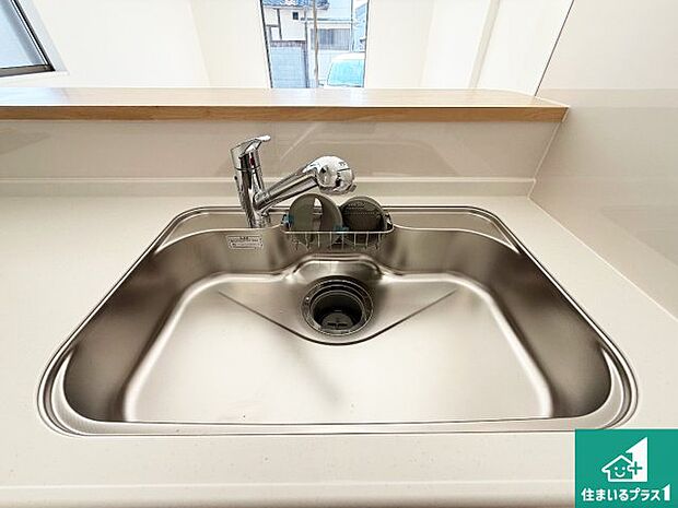 【キッチンシンク】蛇口の先端に浄水器を内蔵しています！原水と浄水、お湯と冷水、シャワーの切替えがワンタッチなので用途によって使い分けられます。