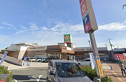 ライフ 安田諸口店 徒歩560m