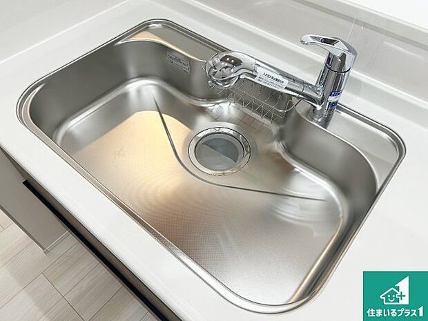 【キッチンシンク】蛇口の先端に浄水器を内蔵しています！原水と浄水、お湯と冷水、シャワーの切替えがワンタッチなので用途によって使い分けられます。