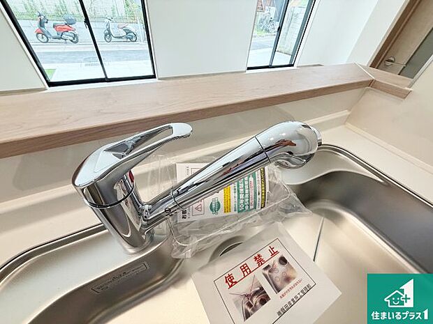 【キッチン水栓】浄水器を内蔵！炊飯時、お茶を作る時に安心してお水を使えます！お湯と冷水、浄水と原水、シャワーの切替えもワンタッチです！