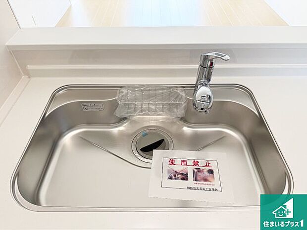 【キッチンシンク】蛇口の先端に浄水器を内蔵しています!原水と浄水、お湯と冷水、シャワーの切替えがワンタッチなので用途によって使い分けられます。