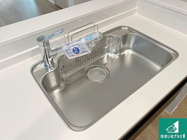 【キッチンシンク】蛇口の先端に浄水器を内蔵しています!原水と浄水、お湯と冷水、シャワーの切替えがワンタッチなので用途によって使い分けられます。