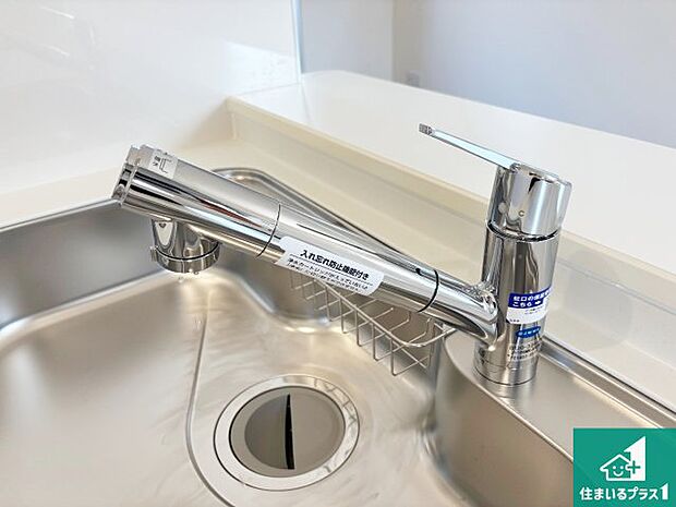 【キッチン水栓】浄水器を内蔵!炊飯時、お茶を作る時に安心してお水を使えます!お湯と冷水、浄水と原水、シャワーの切替えもワンタッチです!