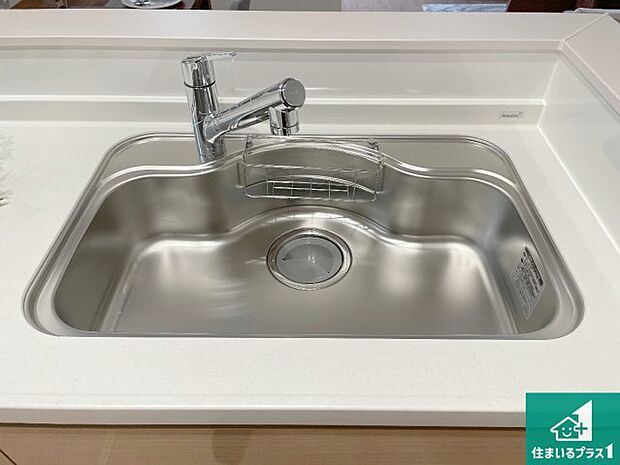 【キッチンシンク】蛇口の先端に浄水器を内蔵しています!原水と浄水、お湯と冷水、シャワーの切替えがワンタッチなので用途によって使い分けられます。