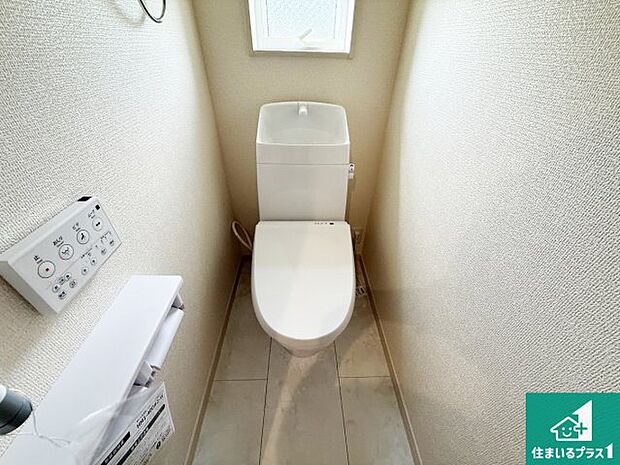 【トイレ】1・2階の2ヶ所にあるので、朝の忙しい時間の順番待ちもなく、深夜の利用にも大変便利です。