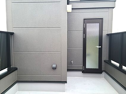 広々とした正方形のルーフバルコニー