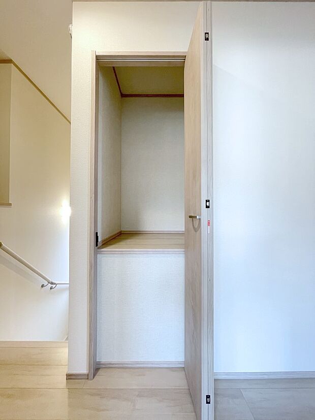【２階廊下収納】２階廊下収納があり、掃除道具や季節の小物を収納することができます。  