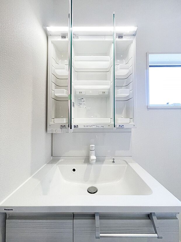 【三面鏡裏収納】三面鏡の裏に、化粧品や衛生用品などを収納可能。洗面台をすっきりと保ちます！ 